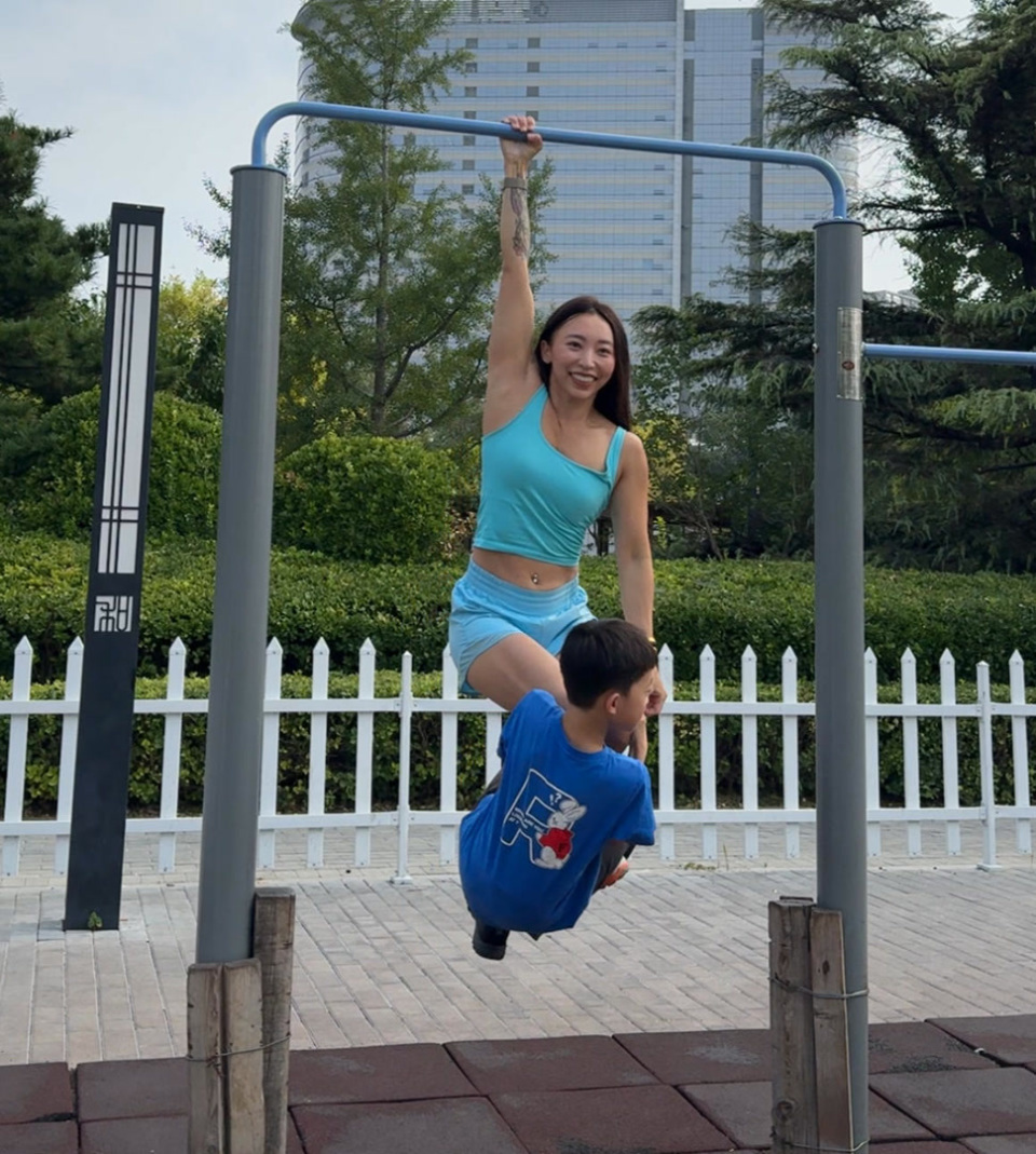 嘻地说, 她走上健身 嘻地说, 她走上健身